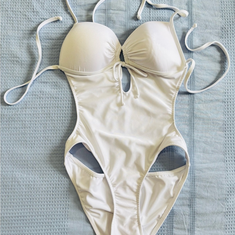 VENUS Elegant White One-Piece Swimsuit